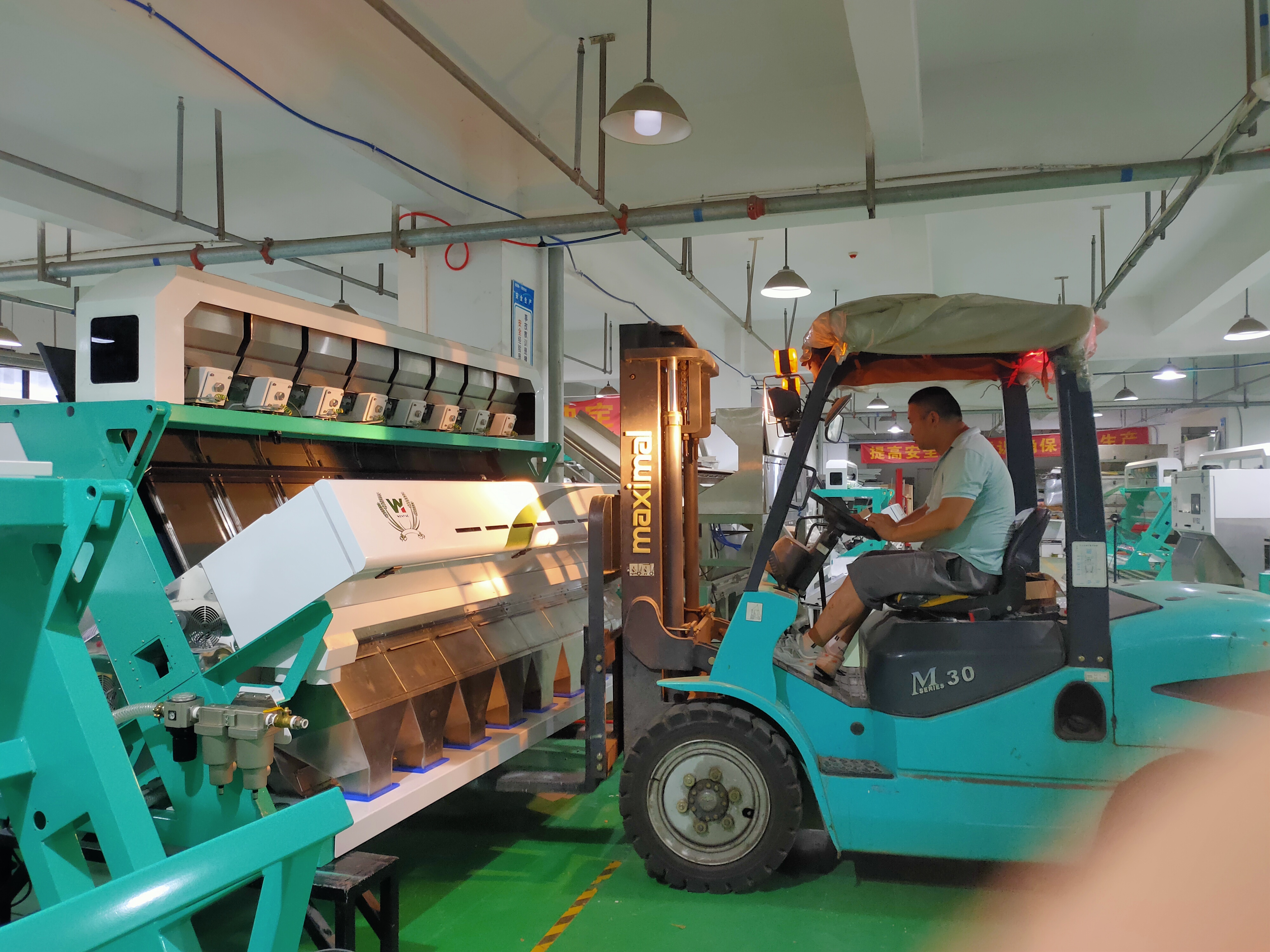 8 Chutes 512 Channels Red Quinoa Oat Grain Sorter Machine For Remove ...